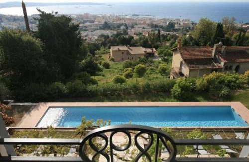 Golfe Juan Villa | Villa de charme vue mer et piscine chauffée sur les hauteurs de Golf Juan