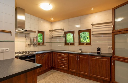 Vilvoorde Villa | Villa de Luxe - 8 Bedrooms, 8 Bathrooms, Sleeps 20