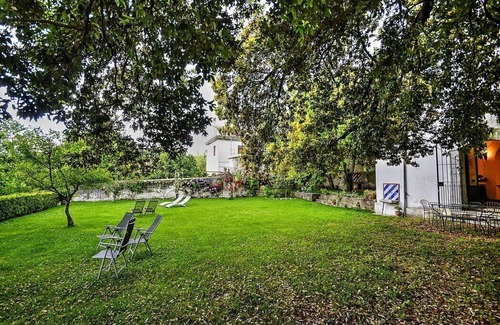 Calvanico Villa | Villa delle Signorine: An elegant and welcoming three-story villa situated in a quiet location, surrounded by a wonderful garden, with Free WI-FI.