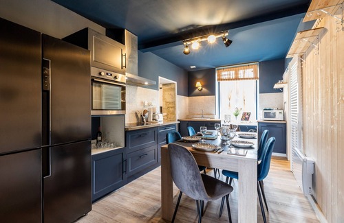 Vertheuil Villa | Villa "Demeure en Pierre" with Private Pool & Wi-Fi