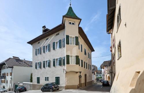 Caldaro Sulla Strada del Vino Apartment | Villa Donata - Luxuriöses & großzügiges Apartment im Herzen von Kaltern, mit Innenhof, kostenlosem Parkplatz direkt am Haus