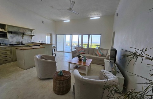 El Factor Villa | Villa elevated on a hill overlooking a majestic view of the sea