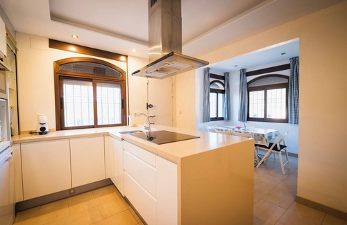 Montequinto Villa | Villa en Montequinto. Casa con Piscina. Pista de Padel
