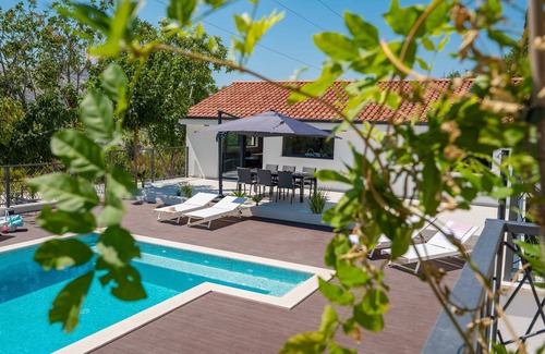 Srinjine Villa | Villa Florinda with Pool and Gym near Split