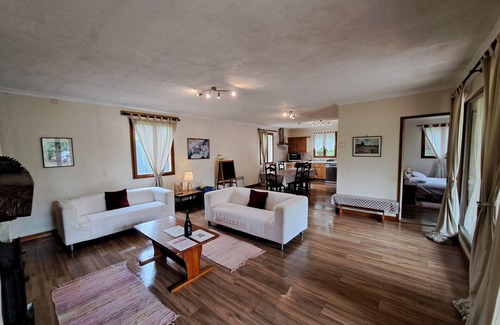 Saint-Pierre-de-Juillers House | Villa Avec Jardin Privé et Accès au Jardin de Jeux Communautaire et Piscine