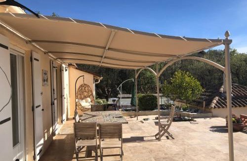 Sainte-Anastasie-sur-Issole Bed & Breakfast | Villa QUINISSOLE