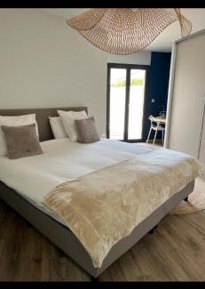 Genas Villa | Villa Gaïa - 2 suites lits King size et salles de bain privatives - parking privé - 10 minutes Eurexpo - Aéroport - Groupama Stadium