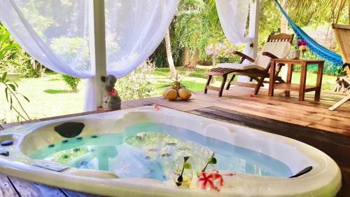 Le Diamant Ski Chalet | Villa Gaïa - Bungalow Ti-Zen et son jacuzzi niché dans un jardin tropical, séjour en amoureux