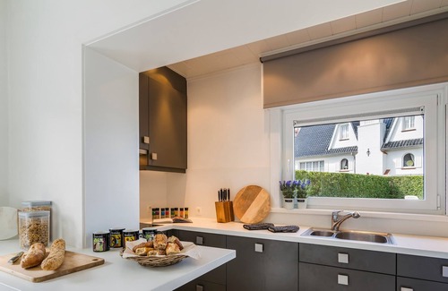 Westende House | Villa Gamoni - spacious holiday home with garden