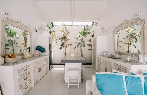 Gili Trawangan Villa | Villa-Gili-Bali-Beach - 14-16 people - beachfront - 500 m2-7 rooms + 5 bathrooms