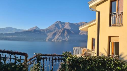 Perledo Villa | Villa gli Ulivi - Calafate Lake & Mountain View