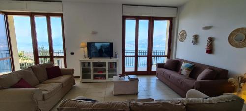 Perledo Villa | Villa gli Ulivi - Calafate Lake & Mountain View