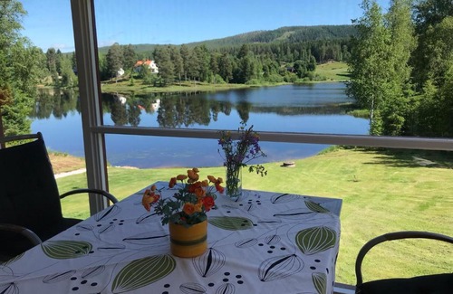 Marbacken House | Villa Granhede -sjöläge med badtunna, eldstad med mera