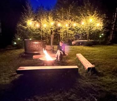 Marbacken House | Villa Granhede -sjöläge med badtunna, eldstad med mera