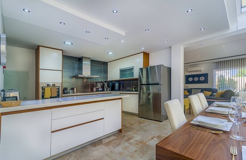 Branqueira Villa | Villa Heatable Pool- Jacuzzi - sauna -Gym -Snooker - Sea View Massage C.