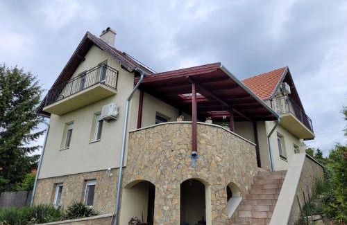 Balatonkenese Villa | Villa Hegyalja