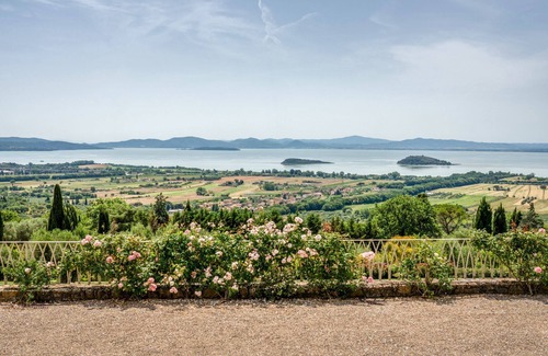 Tuoro sul Trasimeno Villa | Villa in Tuoro Sul Trasimeno with 7 bedrooms sleeps 14