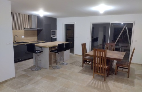 Montarnaud Villa | Villa in the countryside in an Occitan village with medieval castle