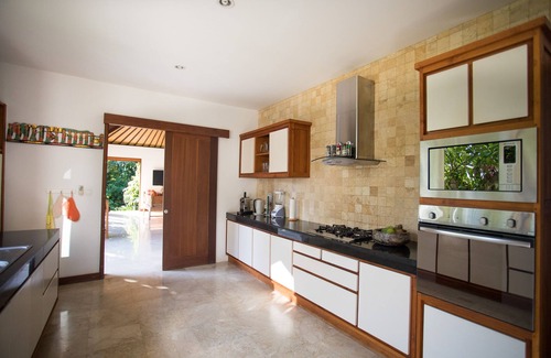 Bunutan Villa | Villa Indah Sekali - private oceanfront property with tropical garden