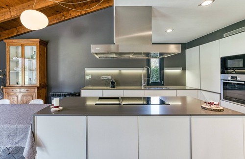 Les Preses Villa | Villa 'La Solfa' with Mountain Views, Wi-Fi and Air Conditioning
