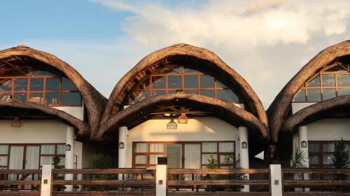 Pasuquin Bed & Breakfast | Villa Laetisha Beach Resort