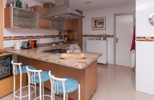 Parque de Cubillas Villa | Villa LUNA with private pool, gardens and large barbecue area