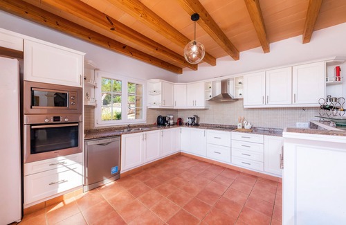 Manacor Villa | Villa 'Maria' with Mountain View, Wi-Fi and Air Conditioning