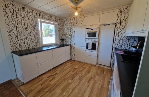Marieberg Villa | Villa med egen parkering. Möjlighet att boka från 1 och upp till 5 personer.