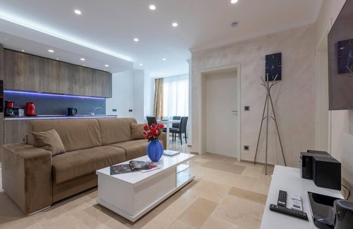 Hollerich Apartment | Villa Medici 22 Two-Bedroom Apartment with Spa Bath