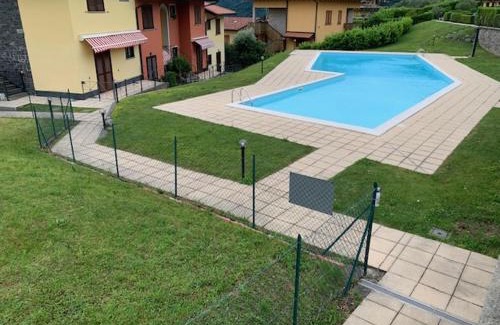 Riva di Solto House | Villa Mirella: Casa vista lago con piscina
