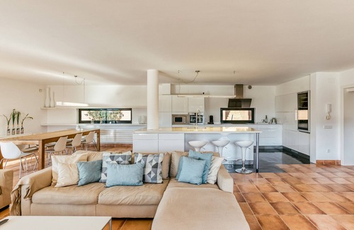 Navata Villa | Villa 'Monique' with Mountain View, Wi-Fi and Air Conditioning