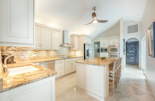 South Sound House | Villa Mora: Luxe Beachfront Villa w/Backyard Snorkeling, Pool, Spa + Outdoor Kitchen