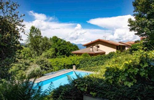 Meina Villa | Villa Olivia con piscina e sauna a pochi minuti da Arona