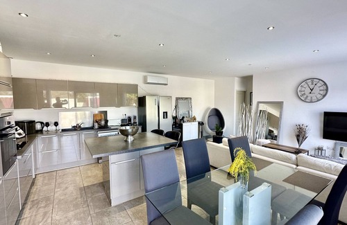 Monteux Villa | Villa Olivia, avec Piscine ,salle de Sport, Terrasse, Jardin et Gardien.