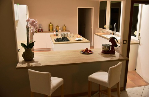 Saint-Andre-de-Cubzac Apartment | Villa Parenthèse, holiday home with swimming pool