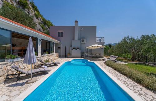 Omis Villa | Villa Pasika with private 31m2 pool, summer kitchen with BBQ, 4 bedrooms