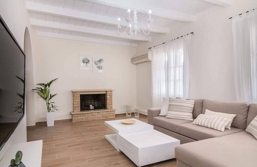 Pantokratoras Villa | Villa Pnoe by Villa Plus