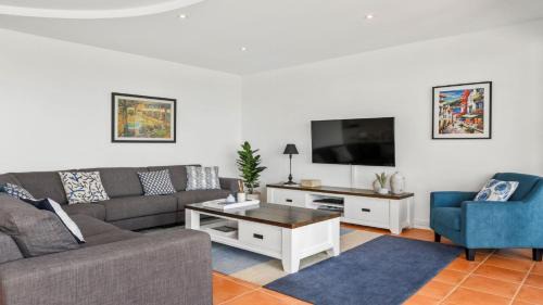 Coffs Harbour House | Villa Provence - Stunning Views, Walk to resorts. 5 Bed 3 Bath