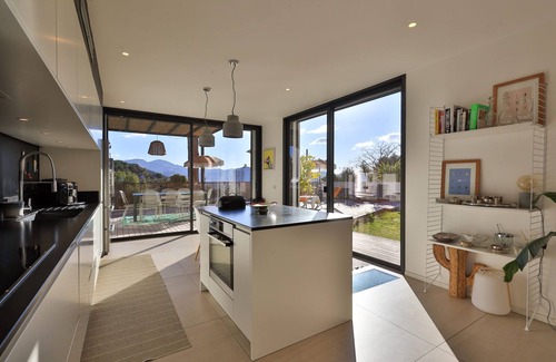 Roucas-Blanc Villa | Villa Roucas Blanc in quiet neighborhood with unobstructed view. Beach access on foot.
