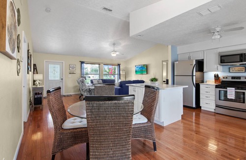 Trafalgar House | Villa Siesta - 3 Bedroom/2 Bath Electric Heated Saltwater Pool Home
