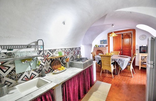 Palinuro House | Villa Simpatia B: A characteristic and welcoming apartment situated at a short distance from the beach, with Free WI-FI.