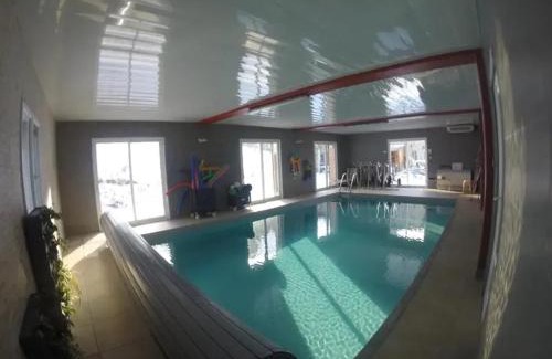Saint-Sauveur-en-Rue Ski Chalet | Villa spacieuse avec piscine à Saint-Sauveur-en-Rue