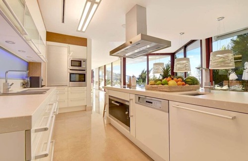 Nueva Andalucia Villa | Villa Suena Blanca - Luxury Sea & Golf Views!