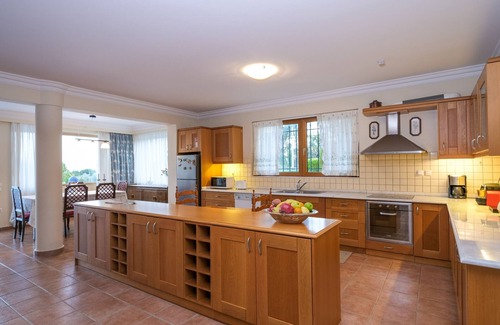 Kropia Villa | Villa 'Supreme and Classy Pool Residence ' with Mountain View, Wi-Fi and Air Conditioning