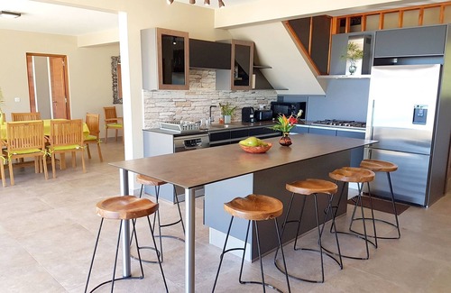 Temae Villa | Villa Tiarenui by Tahiti Homes, 4 air conditioned bedrooms.