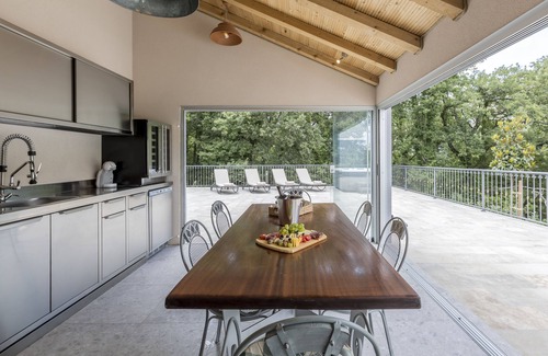 Omis Villa | Villa u rusticnom stilu okružena šumom njegovanim vrtom za odmor, grijani bazen