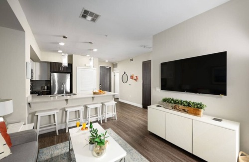 Santa Ana Apartment | Villa Valencia - Free Disney Gift Card!