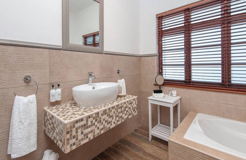 Westcliff House | Villa Venusta