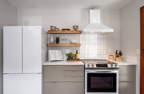 Three Oaks Villa | Villa Verde -Eclectic Cottage with WiFi and AC in Three Oaks