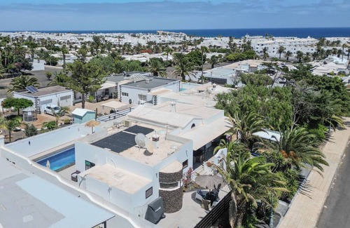 Costa Teguise Villa | Villa Victoria Los Helechos just 700 metres from Playa Bastian beach